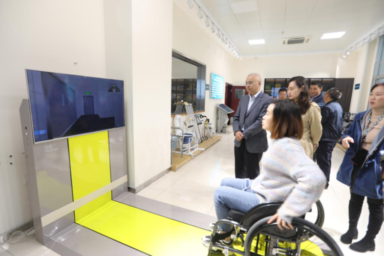 在龙泉驿区残疾人辅具适配服务中心观摩轮椅模拟适配系统